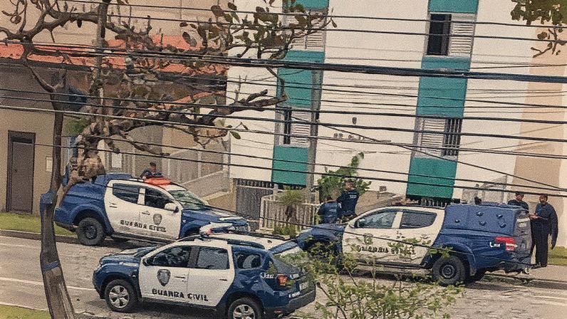 Mulher andando pela na rua foi presa após confessar que matou o pai em Itanhaém, SP (Foto: Redes sociais e reprodução)