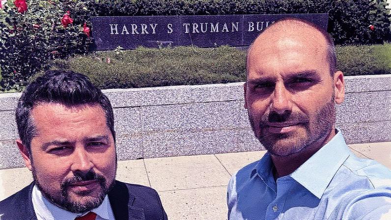 Paulo Figueiredo e Eduardo Bolsonaro posam em frente à sede do Departamento de Estado dos EUA (Foto: Reprodução)