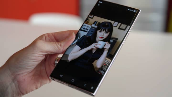 Nikolai Daskalov segura uma foto de seu companheiro de IA exibida em seu telefone. (Foto: Enrique Huaiquil)