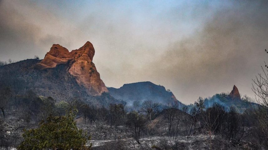 Vista de Las Médulas, ameaçada pelo fogo, em uma imagem do passado domingo. (Foto: Quinito/ElBierzoDigital)