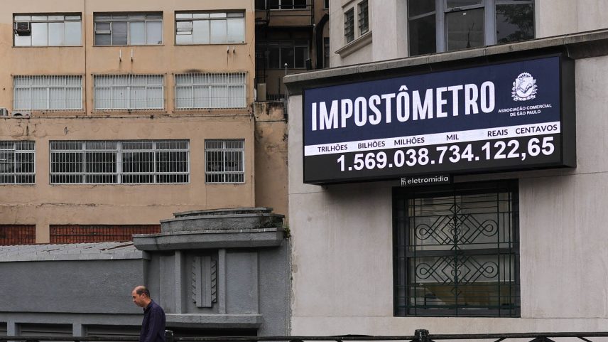 Impostômetro, painel localizado na sede da Associação Comercial de São Paulo, no Centro Histórico da capital paulista, que representa impostos, taxas e contribuições, incluindo multa, juro e correção monetária (Foto: Rafaela Araújo - 23.mai.25/Folhapress)