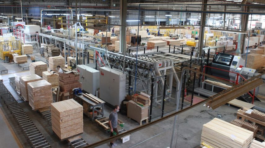 Fabricantes de móveis de Santa Catarina que exportam para os EUA deram férias coletivas em reação ao tarifaço de 50% (Foto: Sindusmobil/Divulgação)