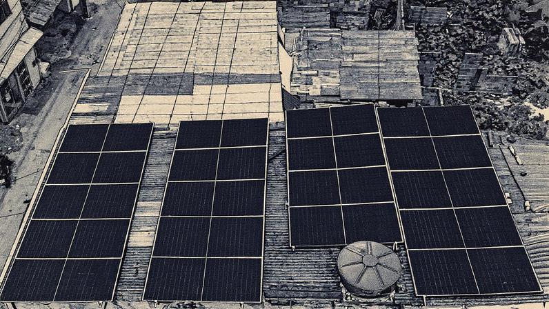 Painéis solares em bairro de Salvador (Foto: Rafaela Araújo/Folhapress)