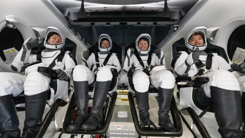 Grupo de astronautas dentro da nave espacial SpaceX Dragon Endurance, logo após o pouso no Oceano Pacífico, na costa de San Diego, Califórnia (Foto: Keegan BARBER / NASA / AFP)