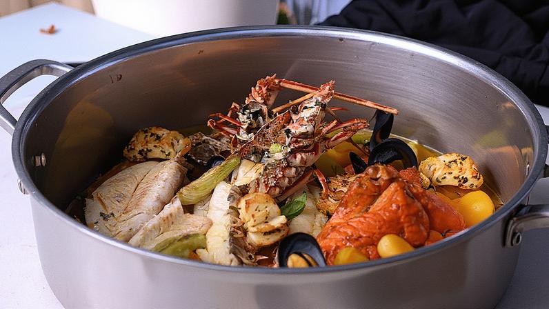 Preparo da bouillabaisse, ensopado tradicional de Marselha (Foto: Divulgação)