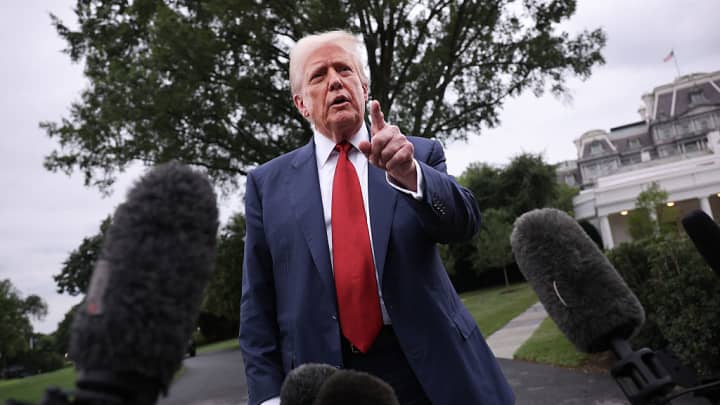 O presidente dos EUA, Donald Trump, fala com a mídia ao deixar a Casa Branca em 1º de agosto de 2025, em Washington, DC. (Foto: Win McNamee | Getty Images)