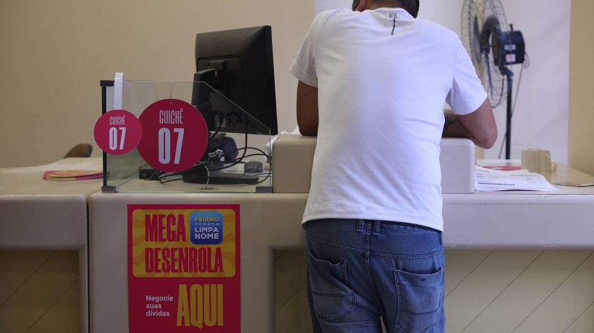 Atendimento do MegaFeirão da Serasa na agência do correio central no vale do Anhangabau, capital paulista (Foto: Zanone Fraissat - 4.mar.24/Folhapress)