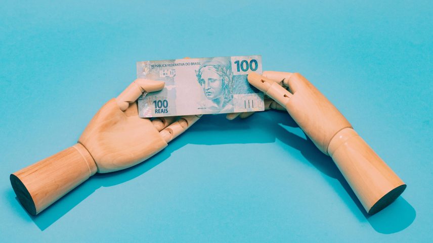Cédula de R$ 100 (Foto: Gabriel Cabral . 21.ago.19/Folhapress)