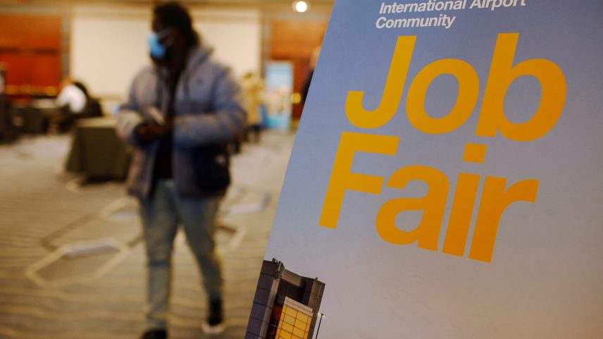 Cartaz de feira de emprego em Boston, EUA, 07/12/2021. (Foto: REUTERS/Brian Snyder/File Photo)