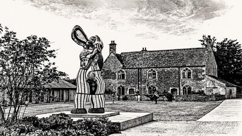 Trabalhando com a comunidade local: vista da instalação de Niki de Saint Phalle & Jean Tinguely: Mitos & Máquinas na Hauser & Wirth Somerset (Foto: Niki Charitable Art Foundation. Todos os direitos reservados, DACS 2025. © Jean Tinguely, DACS 2025, Foto: Ken Adlard, Cortesia dos artistas e Hauser & Wirth)