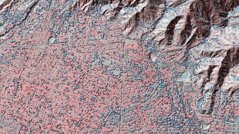 A imagem aérea - O incêndio Eaton: O vermelho indica perda de elevação (como quando um edifício queima), enquanto o azul mostra um ganho (como o crescimento de árvores ou nova construção) entre 2016 e 2025. (Foto: Reprodução)