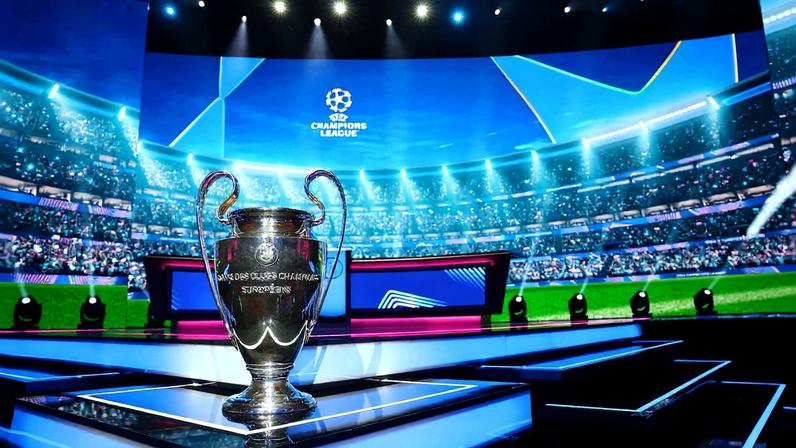 O troféu da Champions League, no palco onde se celebra o sorteio. (Foto: Stephane Mahe/REUTERS)