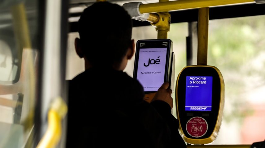 Dois validadores. Passageiros ficam indecisos sobre o uso dos cartões Jaé e Riocard (Foto: Gabriel de Paiva/Agência O Globo)