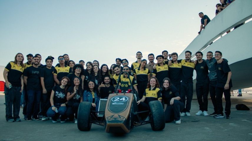 Integrantes da equipe Buffalo, da UFF, posam com novo protótipo de Fórmula SAE usado em competição em São Paulo (Foto: Divulgação)