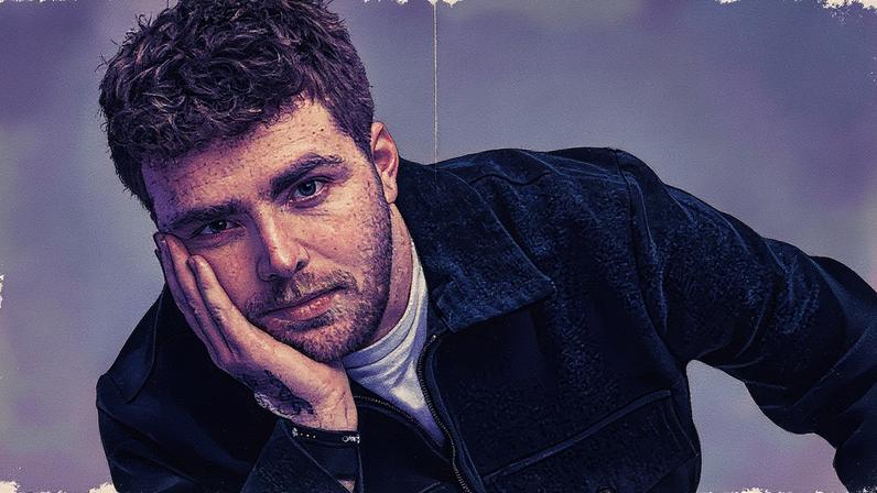 A pergunta desta semana do Five Burning Questions analisa a ascensão de "Ordinary" de Alex Warren no topo da Hot 100. (Foto: Reprodução)