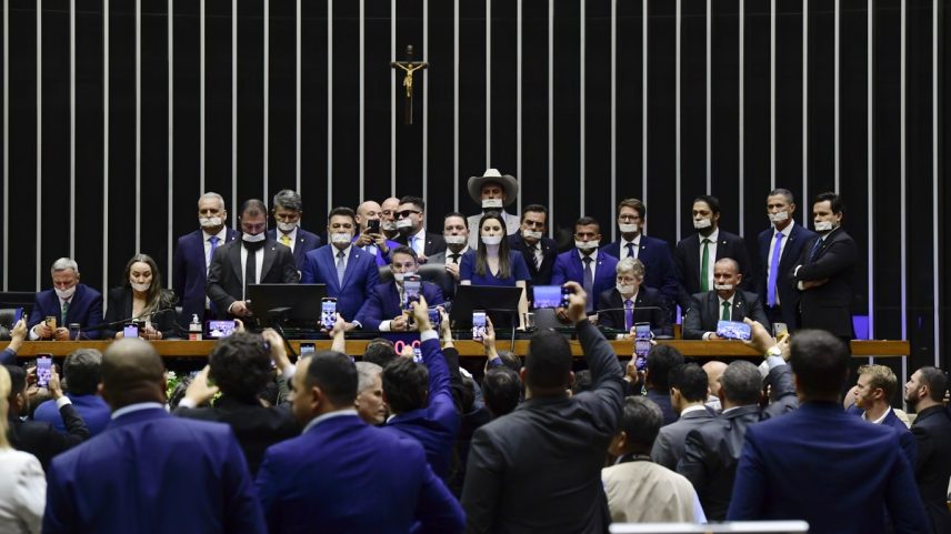 Parlamentares da oposição ocupam cargos da Mesa da Câmara para obstruir trabalhos legislativos em protesto à prisão domiciliar de Jair Bolsonaro (Foto: Saulo Cruz/Agência Senado)