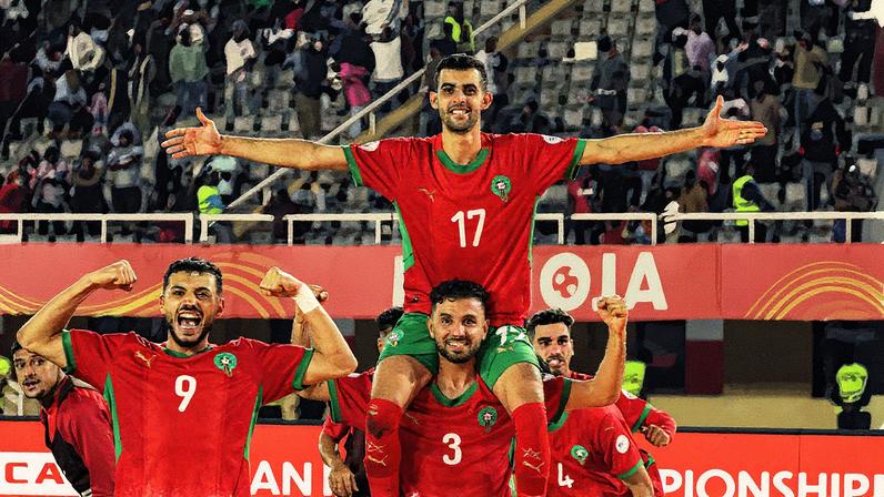 Jogadores de Marrocos comemoram a vitória nos pênaltis sobre o Senegal em Kampala (Uganda) que levou a equipe à decisão do Chan, conta Madagascar, que será realizada no Quênia (Foto: Hajarah Nalwadda/Xinhua)