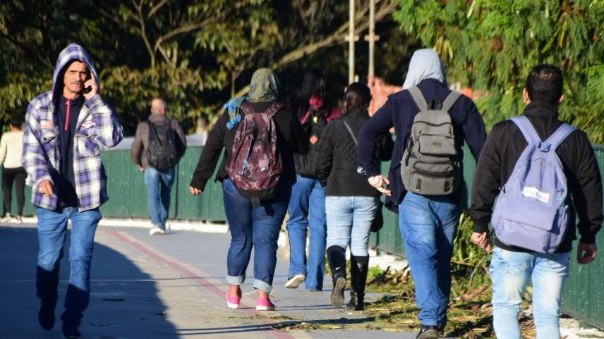 Pedestres se protegem do frio em São Paulo (Foto: RONALDO SILVA/PHOTOPRESS/Agência O Globo)