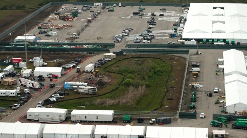 Centro de detenção Alligator Alcatraz, nos Everglades da Flórida, em 4 de julho de 2025. (Foto: Rebecca Blackwell/AP)