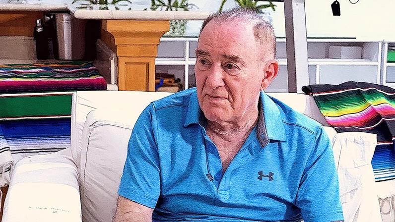 Renato Aragão aos 90 anos de idade em sua casa, no Rio de Janeiro. Humorista deu uma entrevista ao apresentador Rogério Vilela. (Foto: @Inteligência Ltda via YouTube)