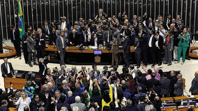 O plenário da Câmara no momento em que Hugo Motta (Republicanos-PB) retoma a cadeira de presidente após acordo costurado por Arthur Lira (PP-AL) com bolsonaristas amotinados (Foto: Pedro Ladeira - 6.ago.25/Folhapress)