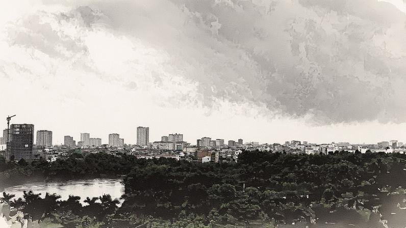 Nuvens de tempestade se formam sobre a cidade de Vinh, anunciando a chegada do Tufão Kajiki ao Vietnã (Foto: Nhac NGUYEN / AFP)