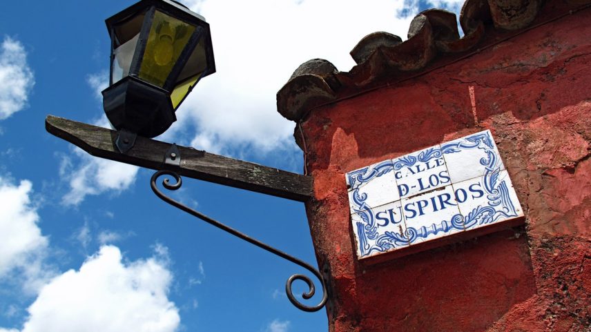 Calle de los Suspiros, uma das ruas mais fotografadas de Colonia del Sacramento, joia colonial às margens do Rio da Prata, no Uruguai (Foto: Wikimedia Commons)
