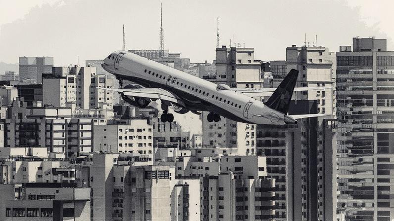 Avião da Azul decola no aeroporto de Congonhas, em São Paulo (Foto: Bruno Santos/15.mar.24/Folhapress)