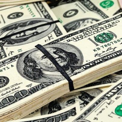 Dólar perde força em agosto e deve seguir em queda no cenário global