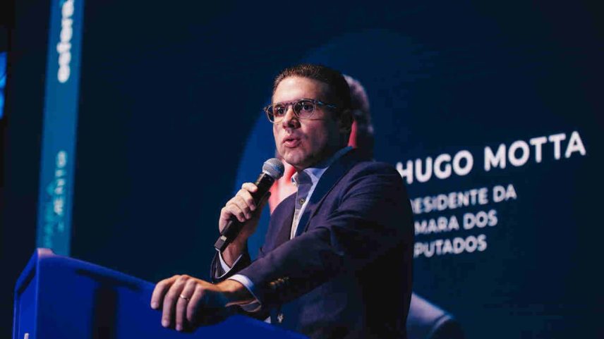 O presidente da Câmara, Hugo Motta, tenta calibrar a indicação do relator da CPMI do INSS (Foto: Divulgação/Esfera Brasil/VEJA.com)