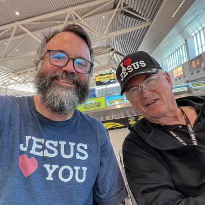 T-shirt evangelística utiliza simbolismo para transmitir mensagens de fé