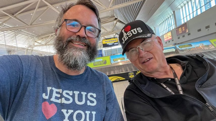 Voluntários usando toucas, luvas de plástico e camisetas que diziam “Jesus ♥ Você” encheram e selaram sacos plásticos rotulados como MannaPack na Park Church of Christ em Tulsa, Oklahoma. (Foto: Reprodução)