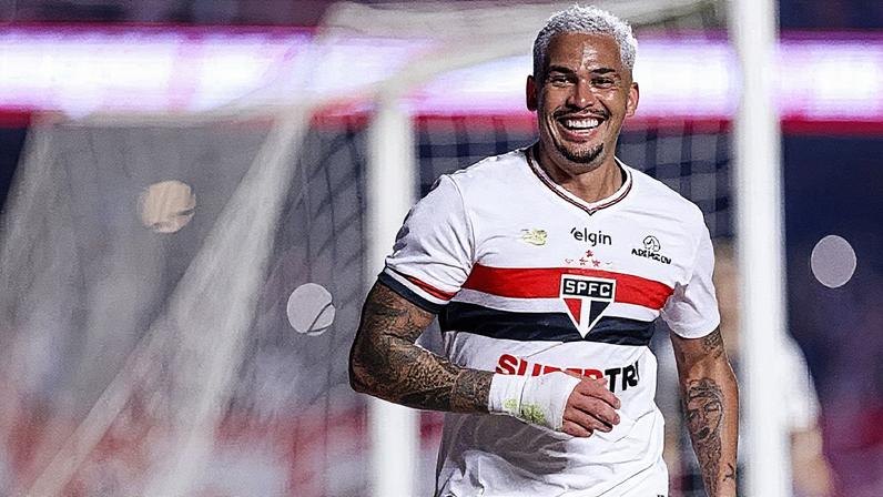 Luciano comemora gol pelo São Paulo no Morumbi, em duelo pelo Brasileirão (Foto: Ricardo Moreira/Getty Images)