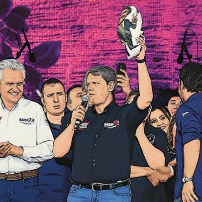 Tarcísio afirma que justiça para Bolsonaro chegará com o tempo e exibe boneco