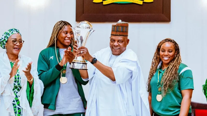 O vice-presidente da Nigéria, Kashim Shettima, celebrou com a D'Tigress e levantou seu troféu durante uma recepção para a equipe em Abuja (Foto: The State House, Abuja)