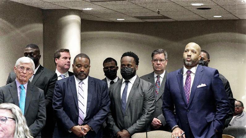 Ex-policiais acusados da morte de Tyre Nichols em janeiro de 2023 durante audiência em fevereiro daquele ano, em Memphis (Foto: Karen Pulfer Focht - 17.fev.23/Reuters)