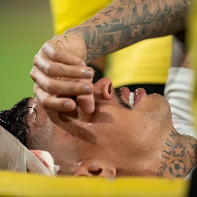 Volante do Inter sofre trauma craniano após choque de cabeça em partida