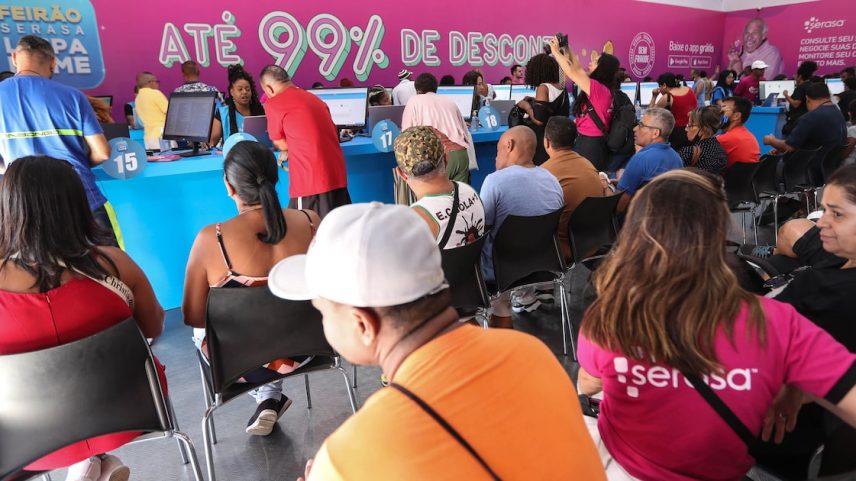 O aumento da oferta de carteiras inadimplentes tem como pano de fundo o impacto do juro elevado na renda e capacidade de pagamento das famílias (Foto: WERTHER SANTANA/ESTADÃO CONTEÚDO)
