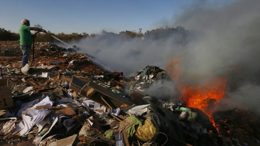 Lixões pegam fogo a cada dois dias no país — Foto: Cristiano Mariz/O GLOBO