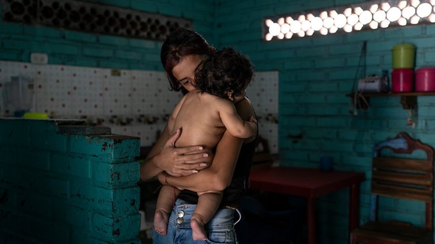 Uma jovem carrega seu bebê em Cúcuta, Colômbia, em fevereiro de 2024. (Foto: NATHALIA ANGARITA)