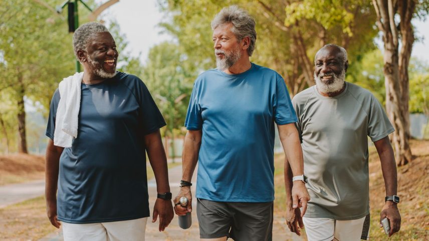 Um novo estudo vinculou breves períodos de caminhada rápida diária a um risco significativamente menor de morte por doenças cardiovasculares. (Foto: Andreswd/Getty Images)