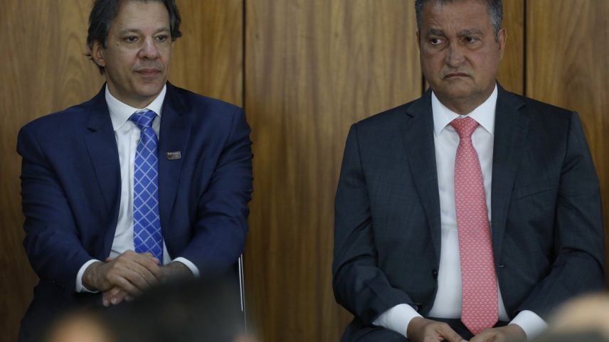 Ministros Fernando Haddad (Fazenda) e Rui Costa (Casa Civil) em cerimônia no Palácio do Planalto em outubro de 2023 (Foto: Cristiano Mariz/O Globo)
