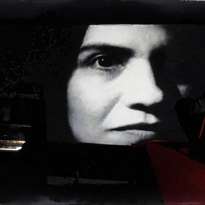 Companhia teatral utiliza cinema pornô para encenar 'Sinfonia Capital' sobre pós-socialismo