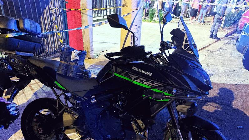 Moto em que estava o GCM que foi alvo de criminosos (Foto: Leitor)
