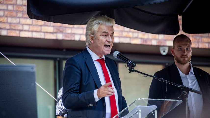 Geert Wilders fala com os meios de comunicação e a multidão durante uma protesta contra um centro de asilo, no dia 1 de julho em Helmond (Países Baixos). (Foto: Gene Medi / NurPhoto / Getty Images)