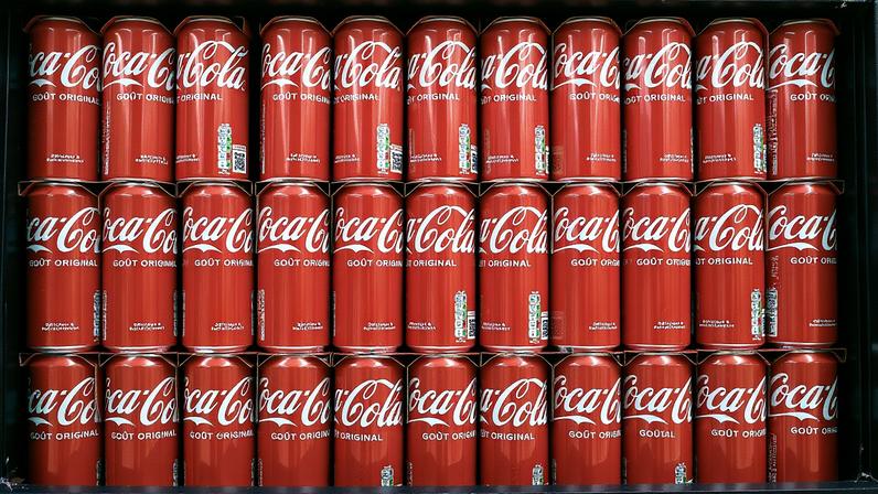 Latas de Coca-Cola são exibidas à venda em uma prateleira de supermercado em Perros-Guirec, França, em 18 de abril de 2025. (Foto: REUTERS/Benoit Tessier/Foto de Arquivo)