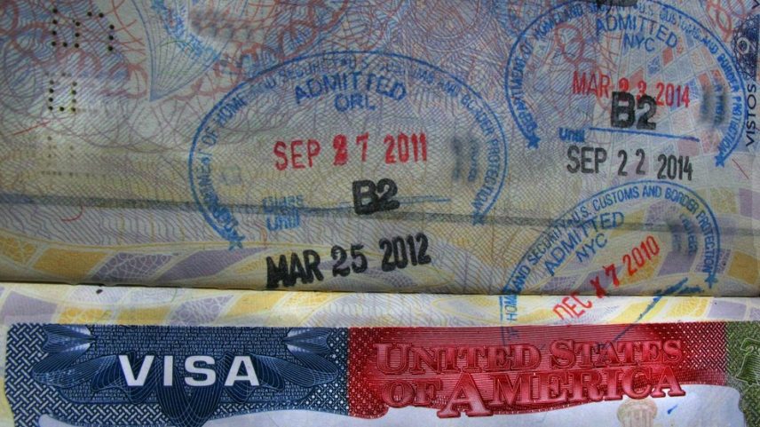 Visto americano e carimbos de entrada nos EUA em um passaporte brasileiro — Foto: Carlos Severo/Fotos Públicas