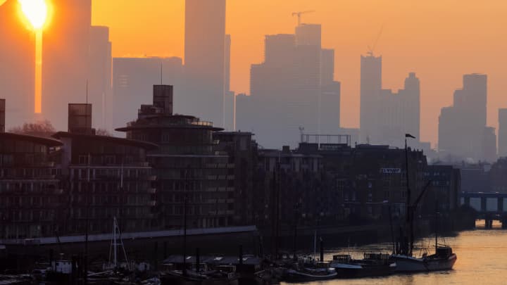 Uma visão geral de pedestres e tráfego passando pela Tower Bridge em 26 de junho de 2025, em Londres, Reino Unido. (Foto: John Keeble | Getty Images News | Getty Images)