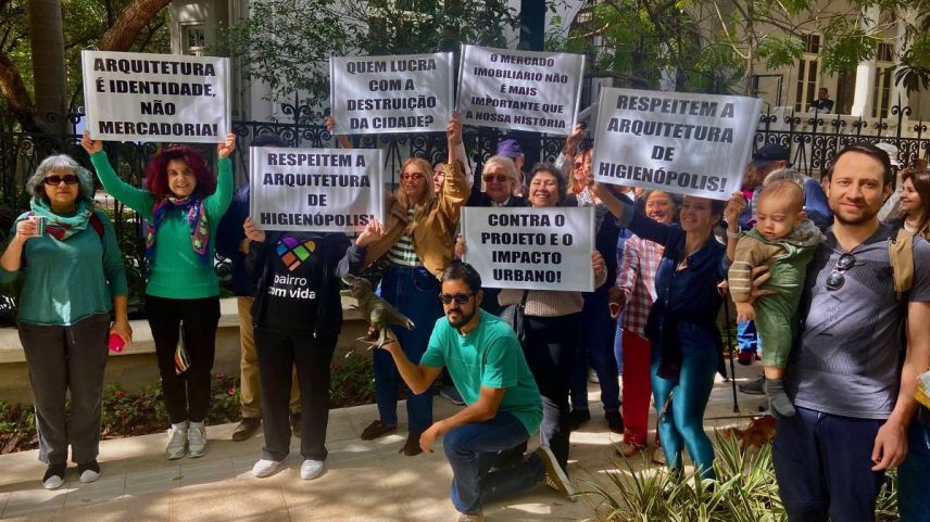 Manifestação na esquina das ruas Piauí e Itacolomi teve café da manhã e reuniu 50 pessoas (Foto: Vicente Vilardaga)