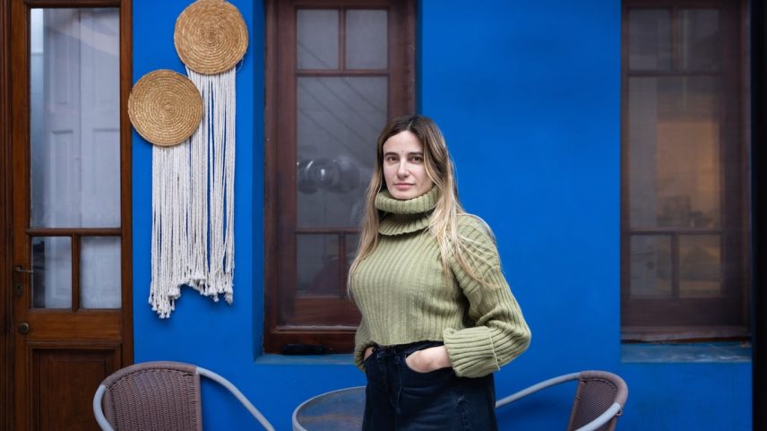 Tamara Tenenbaum em sua casa no bairro de Villa Crespo, em Buenos Aires, no dia 3 de julho. (Foto: Mariana Eliano)